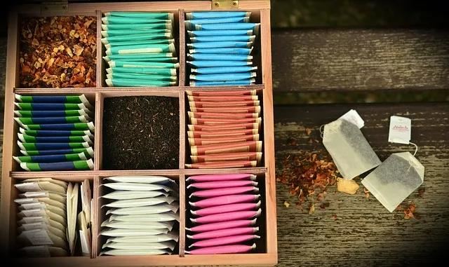 Chá chinês de cinco cavalheiros e orquídeas de bambu